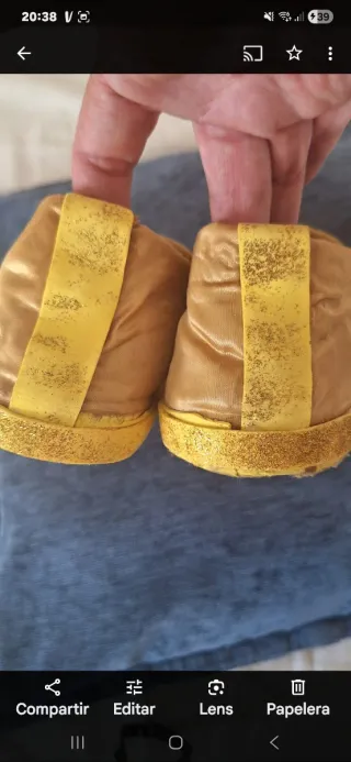 Zapatillas doradas con detalle