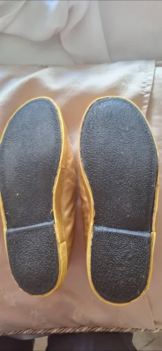 Zapatillas doradas con detalle