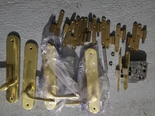 Manerales y herrajes para puerta