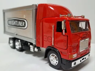 Camión Freightliner 1/32 New Ray