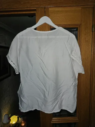 Blusa blanca con encaje