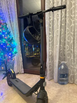 Patín Eléctrico Negro con Casco