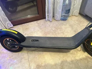 Patín Eléctrico Negro con Casco