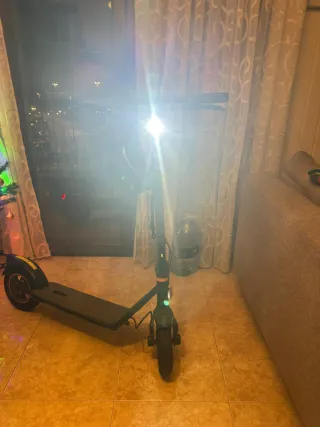 Patín Eléctrico Negro con Casco