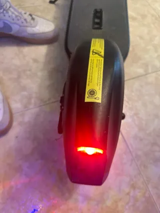 Patín Eléctrico Negro con Casco