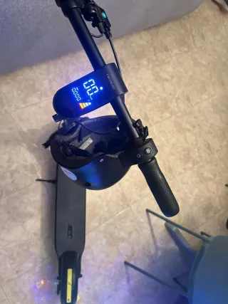 Patín Eléctrico Negro con Casco