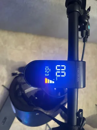 Patín Eléctrico Negro con Casco