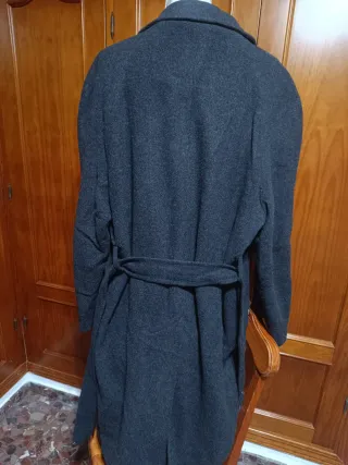 Elegante abrigo de señora gris