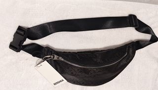 Riñonera Bershka negra con logo