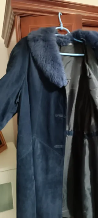 Abrigo largo ante azul con cuello de pelo