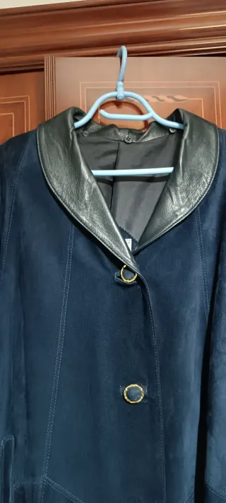 Abrigo largo ante azul con cuello de pelo