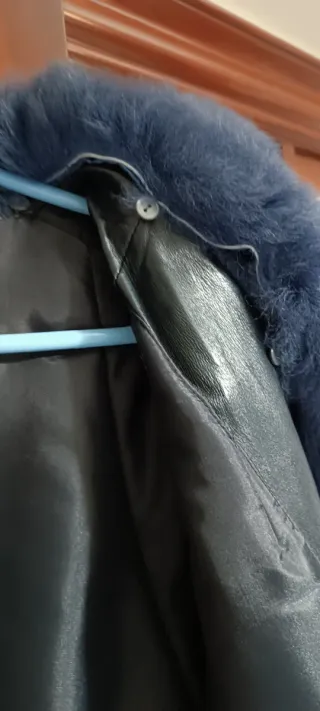 Abrigo largo ante azul con cuello de pelo