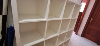 Estantería modular blanca.