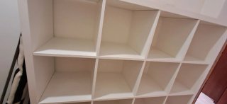 Estantería modular blanca.