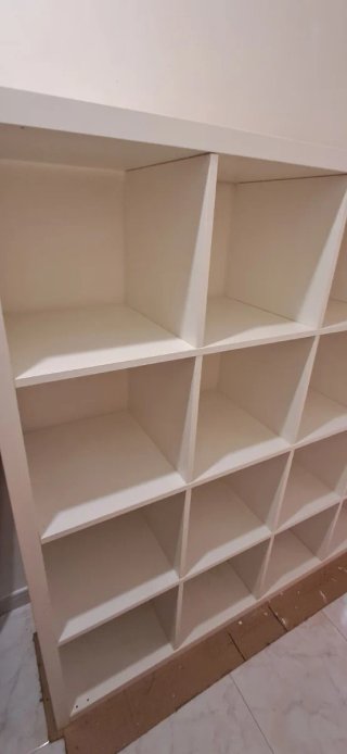 Estantería modular blanca.