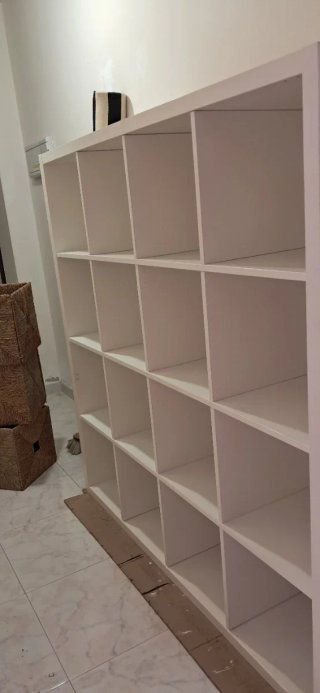 Estantería modular blanca.