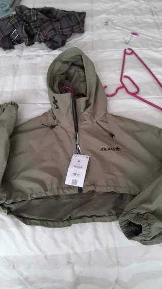 Chaqueta cortavientos Bershka cropped verde milita