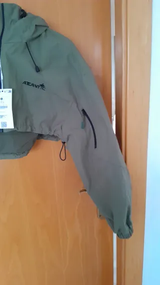 Chaqueta cortavientos Bershka cropped verde milita