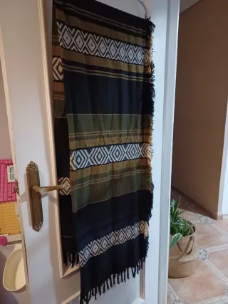 Bufanda negra y verde militar con flecos