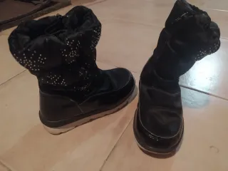 Pantalón talla 5 años. Botas de nieve talla 30.