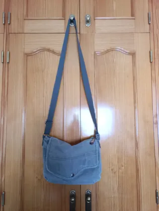 Bolso bandolera de lona gris