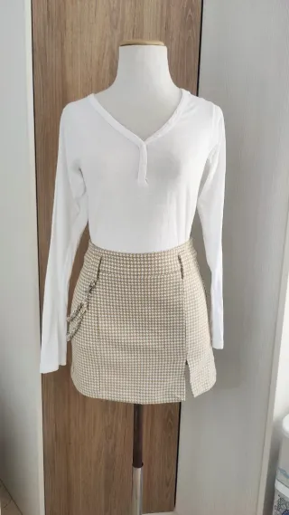 Bonita minifalda con raja y cadena S 36 Bershka