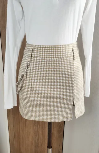 Bonita minifalda con raja y cadena S 36 Bershka