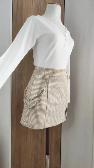 Bonita minifalda con raja y cadena S 36 Bershka