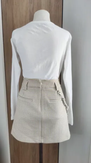 Bonita minifalda con raja y cadena S 36 Bershka