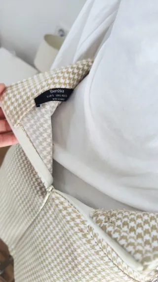 Bonita minifalda con raja y cadena S 36 Bershka