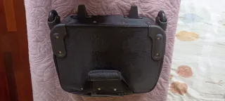 Maleta de viaje negra con ruedas.