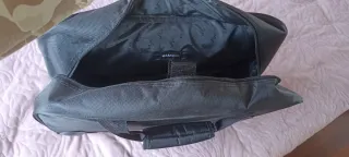 Maleta de viaje negra con ruedas.