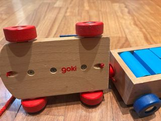Tren de madera con vagones de construcción. Goki