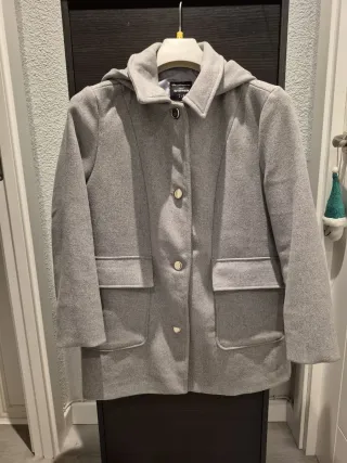 Abrigo de paño gris con capucha