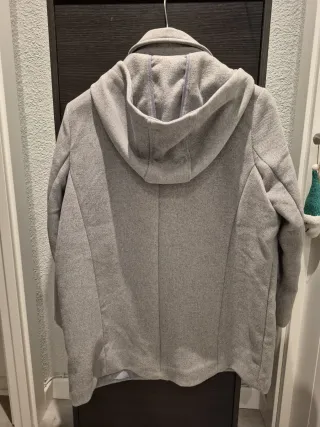 Abrigo de paño gris con capucha