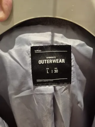 Abrigo de paño gris con capucha