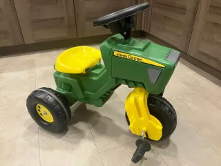 Tractor John Deere de pedales verde con remolque