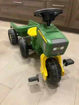 Tractor John Deere de pedales verde con remolque