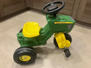 Tractor John Deere de pedales verde con remolque