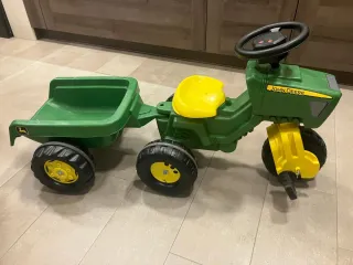 Tractor John Deere de pedales verde con remolque