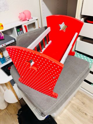 Culla in legno rosso con pois bianchi