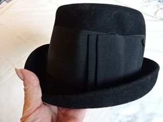 Cappello nero in feltro