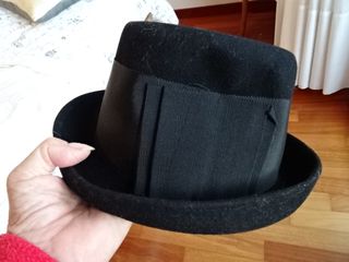 Cappello nero in feltro