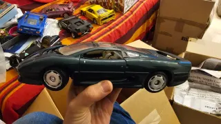 Modellino Jaguar XJ220 Scala 1:18