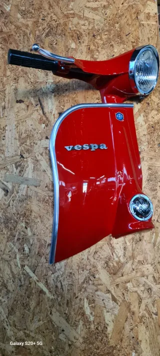 Scudo Vespa Artigianale Rosso Argento