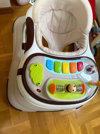 Andador infantil con centro de actividades