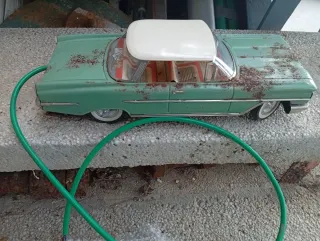 Coche de juguete clásico verde