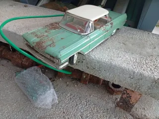 Coche de juguete clásico verde