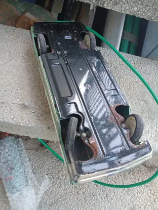 Coche de juguete clásico verde