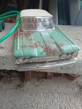 Coche de juguete clásico verde
